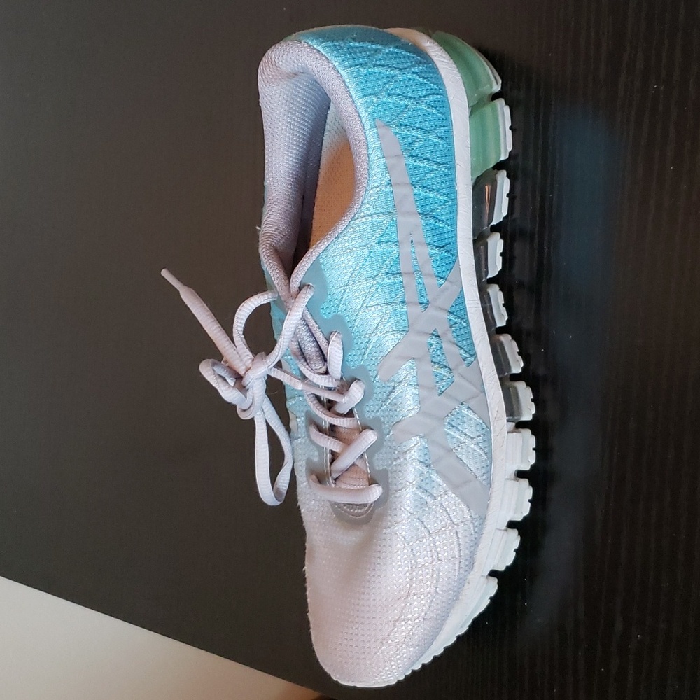 Asics Gel Quantum 180 Pre-owned sz.7.5. Teal & silver.  tread is excellent!
